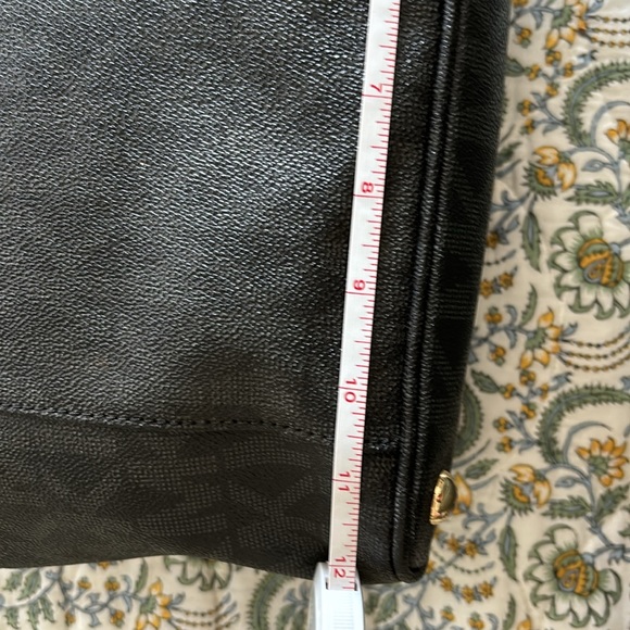 MK tote collar is black nice bag no rips tears are cut - Picture 6 of 6